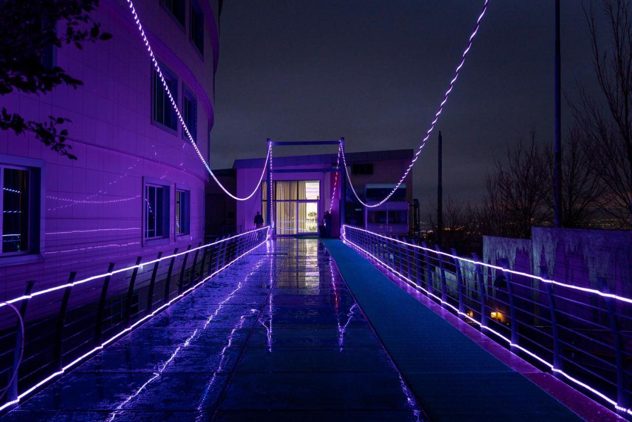 Titanic Hotel & Spa Sulaymaniyah Екстер'єр фото The Skyway at night