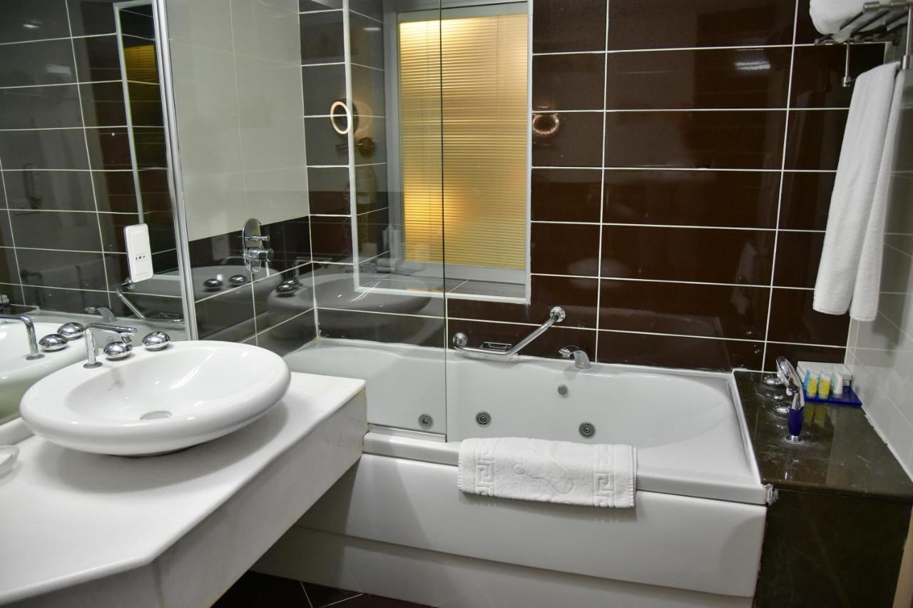 Titanic Hotel & Spa Sulaymaniyah Екстер'єр фото Bathroom with shower door