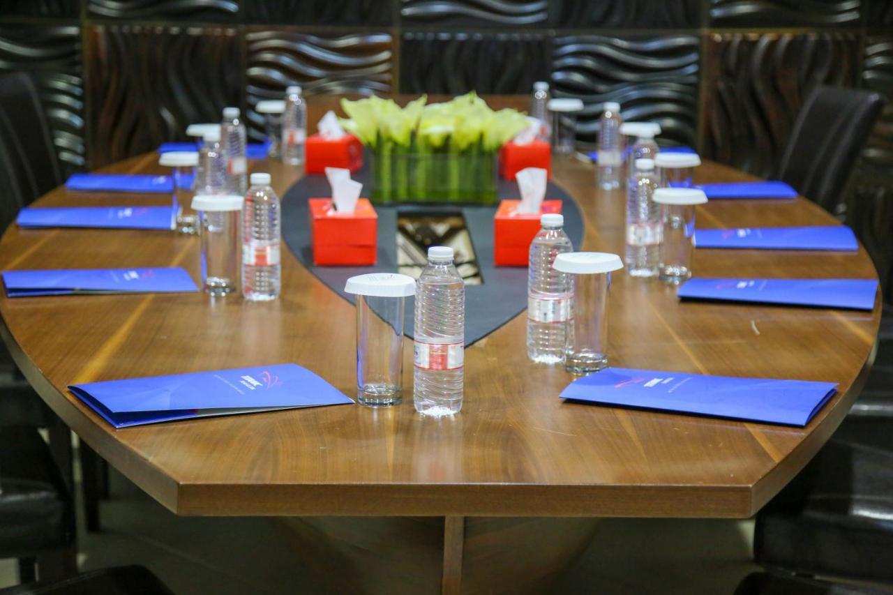 Titanic Hotel & Spa Sulaymaniyah Екстер'єр фото The table at the Pentagon used by the Secretary of Defense