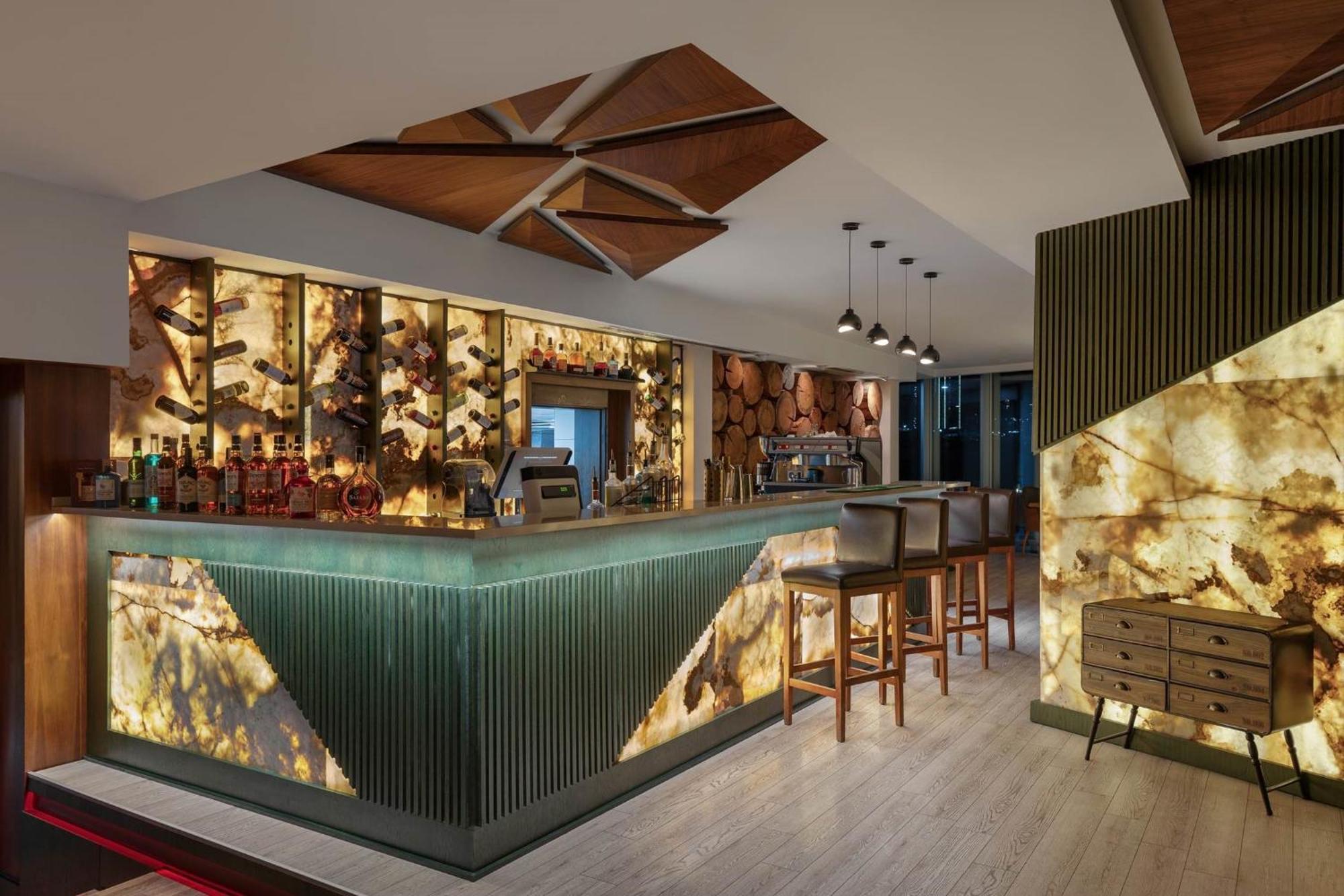 Titanic Hotel & Spa Sulaymaniyah Екстер'єр фото The bar at the 101 bar