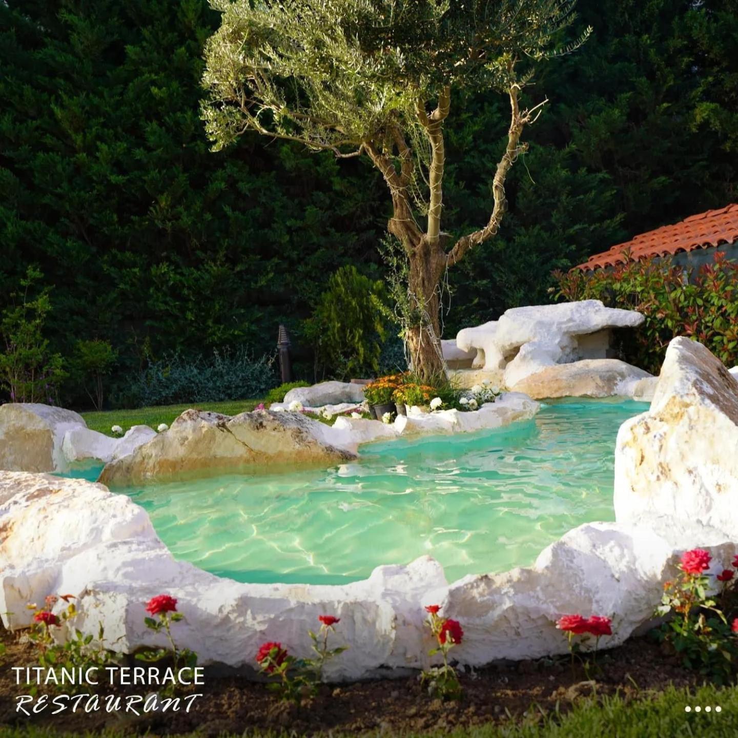 Titanic Hotel & Spa Sulaymaniyah Екстер'єр фото A swimming pool in the shape of a natural pond