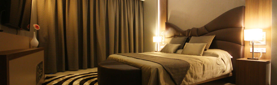 Titanic Hotel & Spa Sulaymaniyah Екстер'єр фото A bedroom with curtains