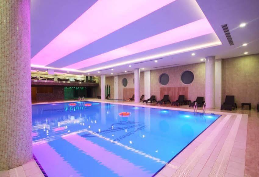 Titanic Hotel & Spa Sulaymaniyah Екстер'єр фото The swimming pool at the hotel