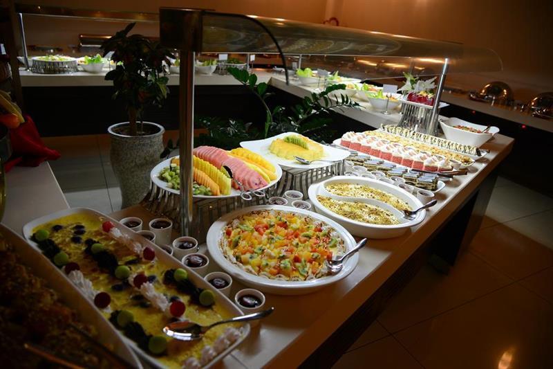 Titanic Hotel & Spa Sulaymaniyah Екстер'єр фото A salad bar
