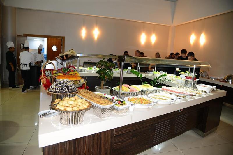 Titanic Hotel & Spa Sulaymaniyah Екстер'єр фото A salad bar